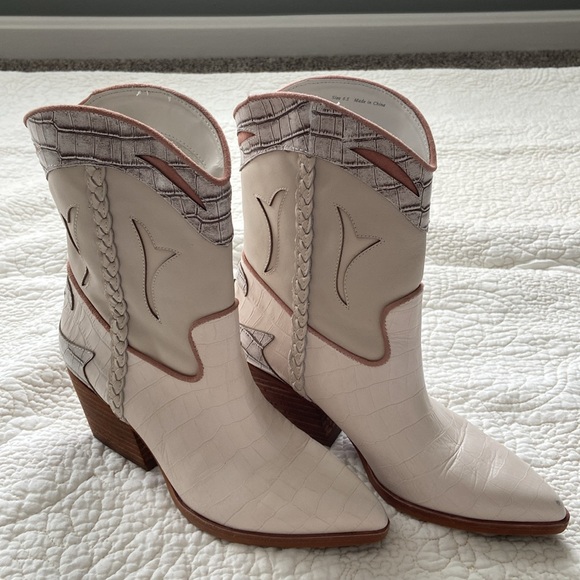 Super Cute Dolce Vita Booties size 6.5 - Picture 4 of 7